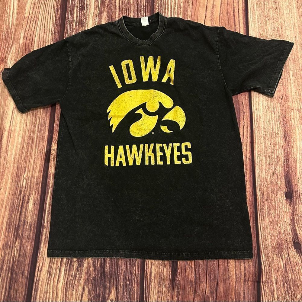 Unisex Iowa Hawkeyes Tshirt Distressed Charcoal Size XL